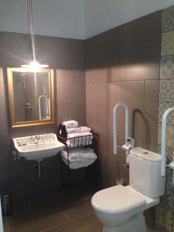 A bathroom at Hotel Can Ribalta