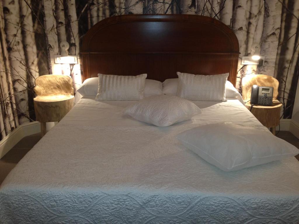 A bed or beds in a room at Hotel Can Ribalta