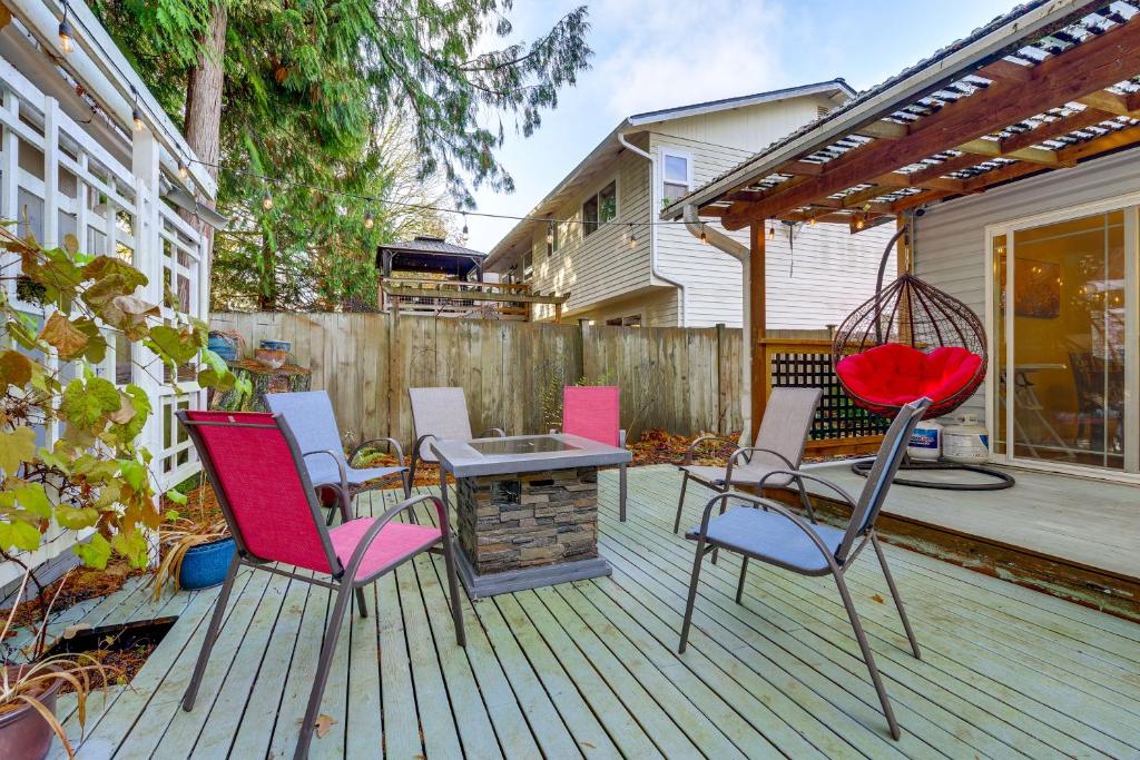Αίθριο ή υπαίθριος χώρος στο Family Retreat with Hot Tub and Game Room in Everett!
