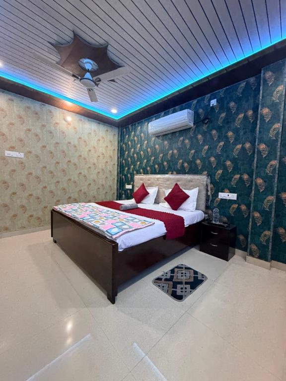 ein Schlafzimmer mit einem Bett und einer Decke mit Lichtern in der Unterkunft The Yash Residency in Ayodhya