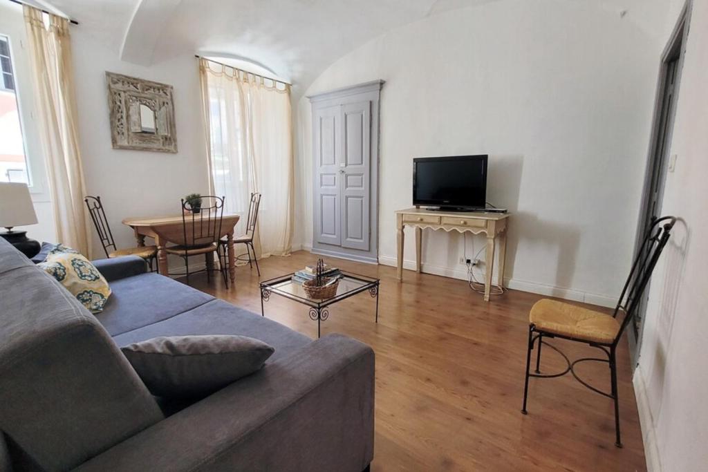 a living room with a couch and a table at Casa Rione in Omessa