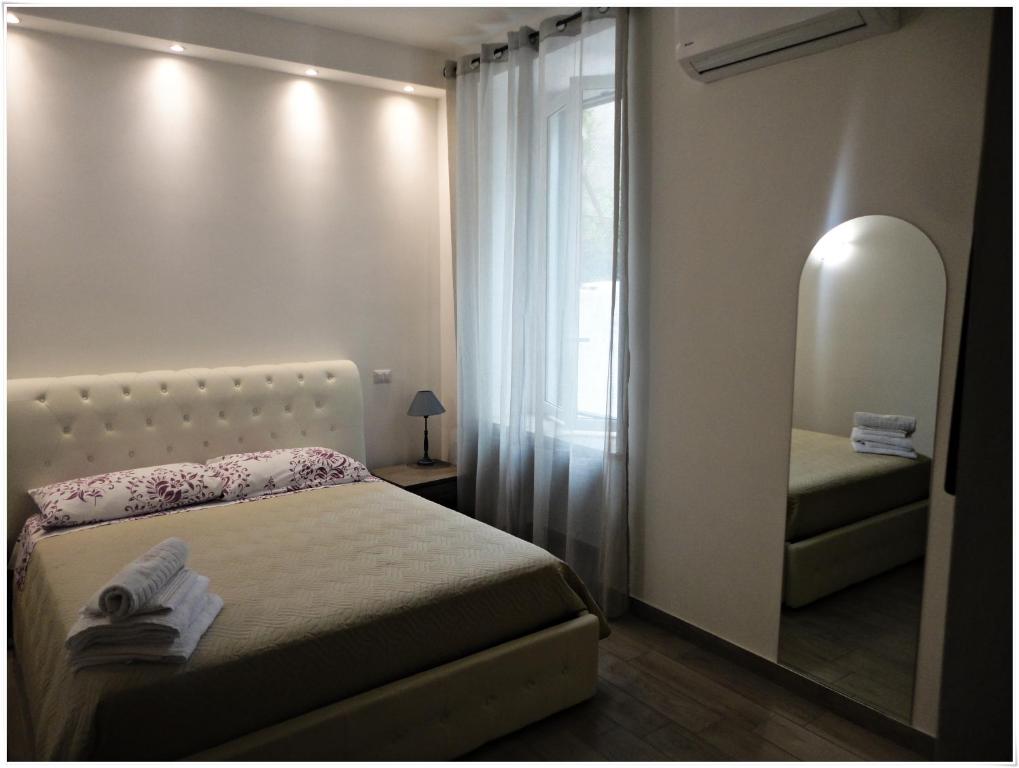 ローマにあるLunaBlùの小さなベッドルーム(ベッド1台、鏡付)
