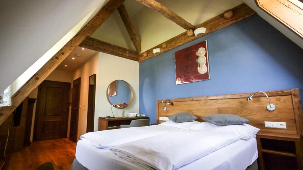 una camera con un grande letto e una parete blu di Hotel Kaiserhof ad Anif