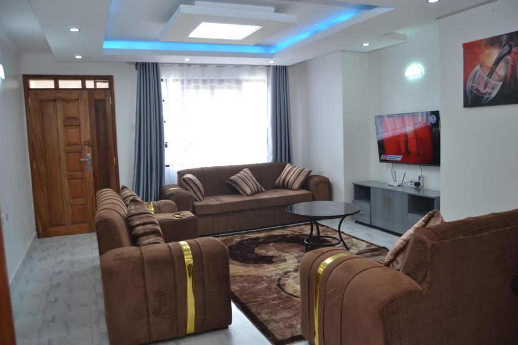 奈瓦沙Tausi mweupe的有两张沙发和一台电视的客厅