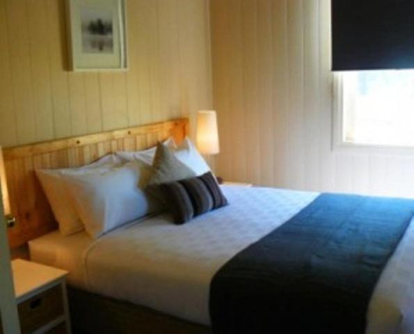 מיטה או מיטות בחדר ב-Cypress Ridge Cottages