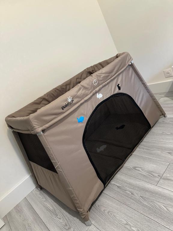 una caseta para perros en el suelo de una habitación en Grand appartement 2 chambres lumineux et moderne à Honfleur, en Honfleur