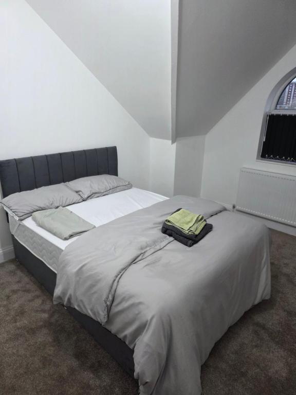 AmleyにあるDress To Impress 2のベッドルーム1室(緑の袋付きのベッド1台付)