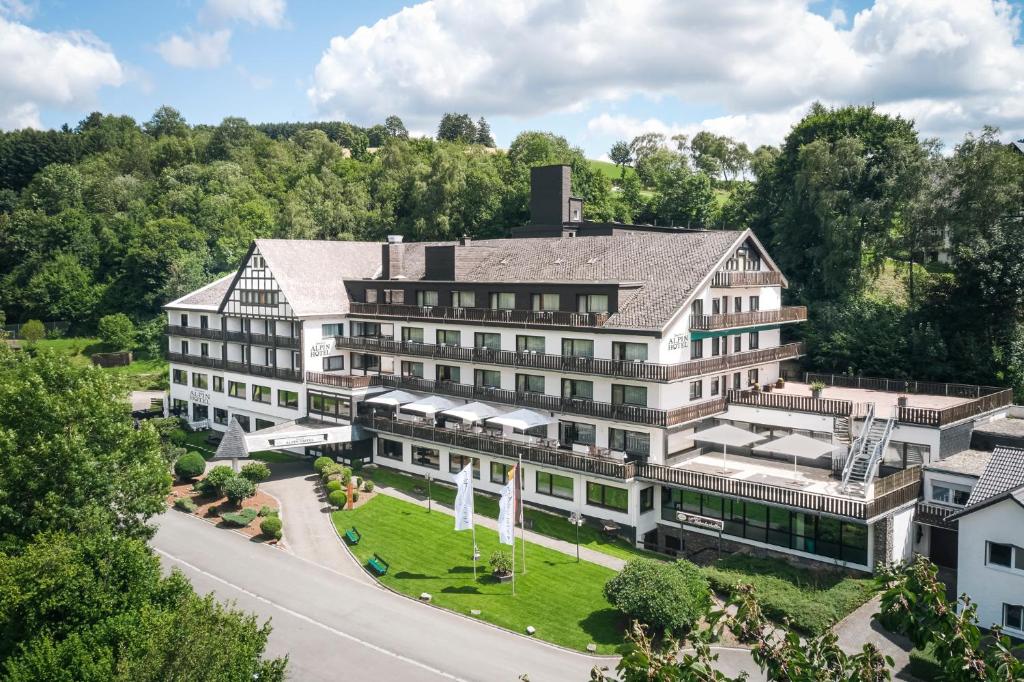 シュマレンベルクにあるSauerland Alpin Hotelの大きな白い建物の航空写真