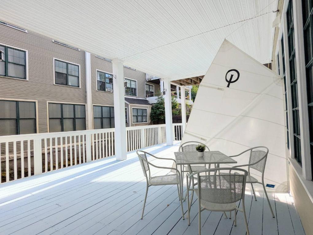 un patio con mesa y sillas en un edificio en The Optimist Guesthouse | 4, en Camden