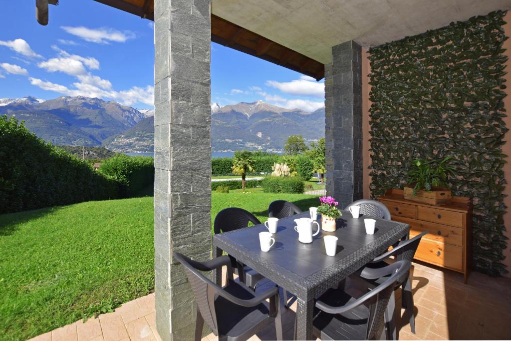 Nespecifikovaný výhled na hory nebo výhled na hory při pohledu z prázdninového domu