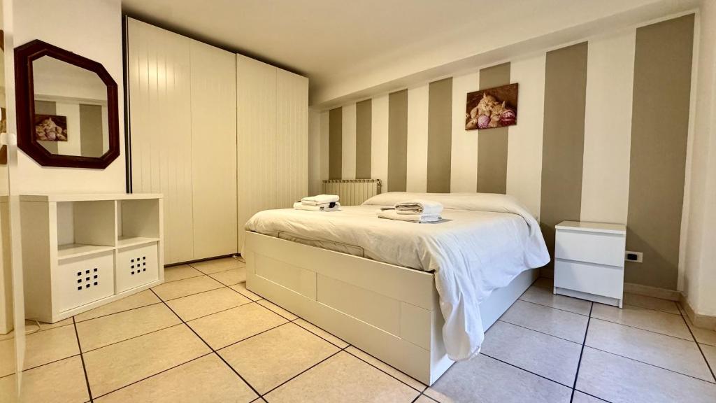 Giường trong phòng chung tại 5 min dal Mare Grazioso Trilocale