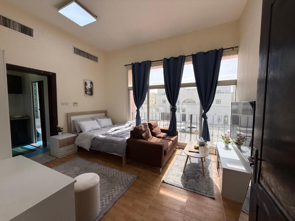 Una cama o camas en una habitación de استديو لك بالكامل