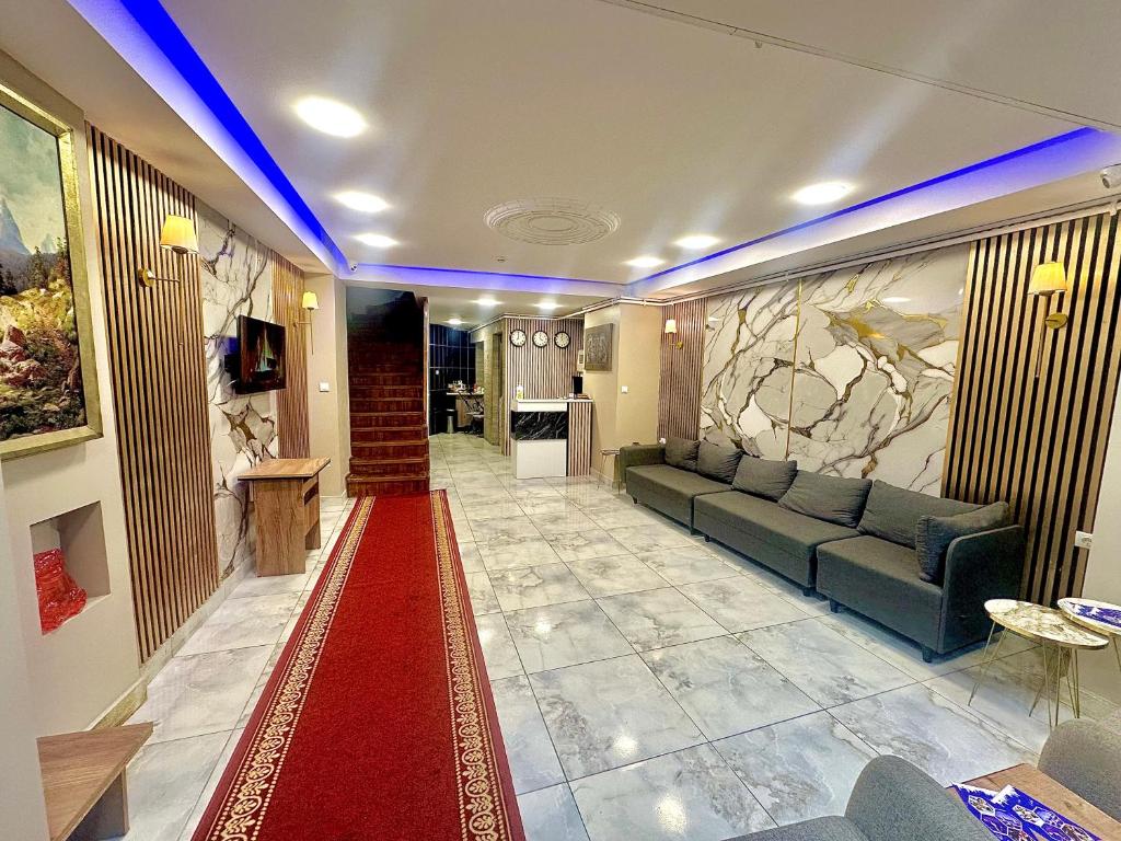 sala de estar con sofá y alfombra roja en PERA VALENCE HOTEL İstanbul, en Estambul