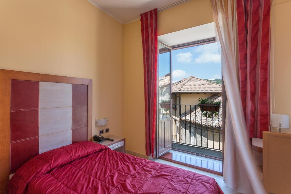 Postel nebo postele na pokoji v ubytování Hotel Conte Ruggero