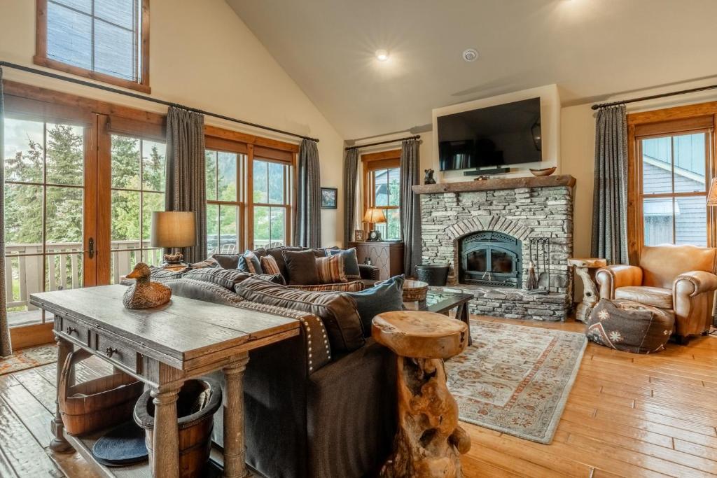 un soggiorno con divano e camino di Lodges 1178 - Timber Lodge Retreat a Old Mammoth
