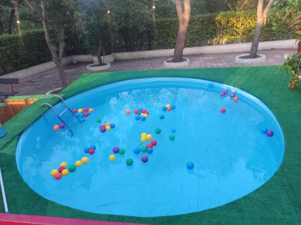 ein Pool mit Bällen in der Mitte in der Unterkunft Oasi Villa Anthea in Santa Lucia