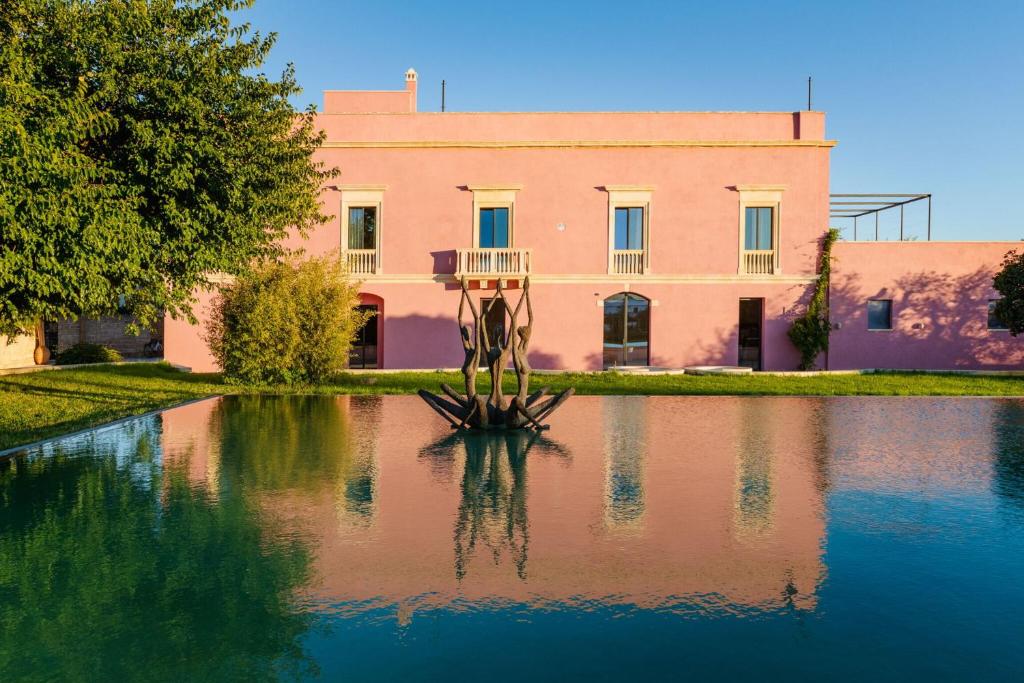 a building with a pond in front of a building at Villa Arabesque in Veglie