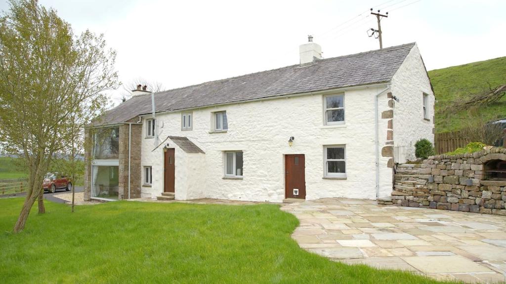 WhitewellにあるTunstall Ing Farmhouse - Duchy of Lancaster Estateの石壁の大白い家