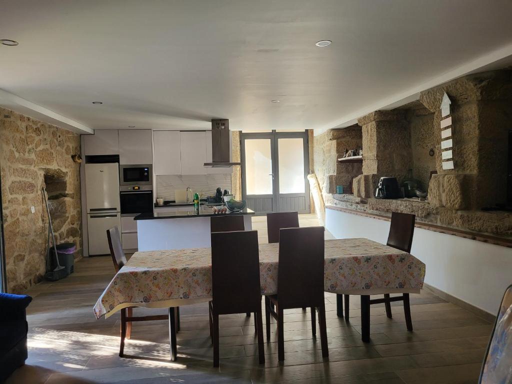 Η κουζίνα ή μικρή κουζίνα στο Family home with terrace and salamander