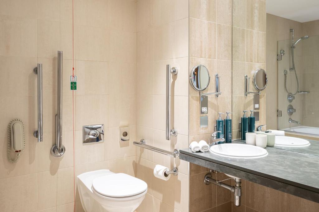 
Classic Queen Room with Mobility Accessible Bath and Shower and City View
