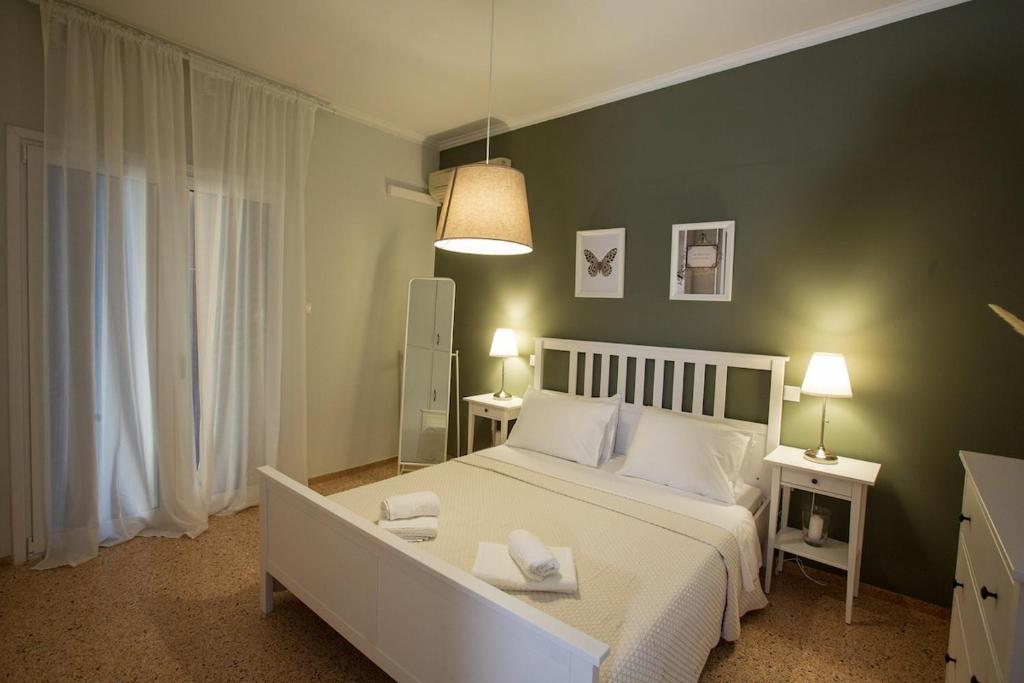 Giường trong phòng chung tại Antigonis Athenian Home