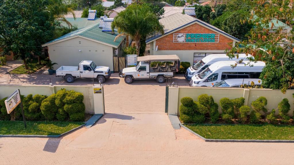 een groep vrachtwagens geparkeerd op een parkeerplaats bij Victoria Falls Premier Lodge in Victoria Falls