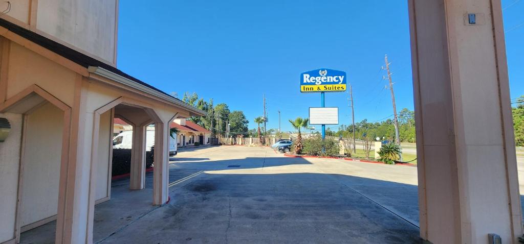 een bord voor een supermarkt in een straat bij Regency Inn & Suites By Capital O Houston IAH Airport in Humble