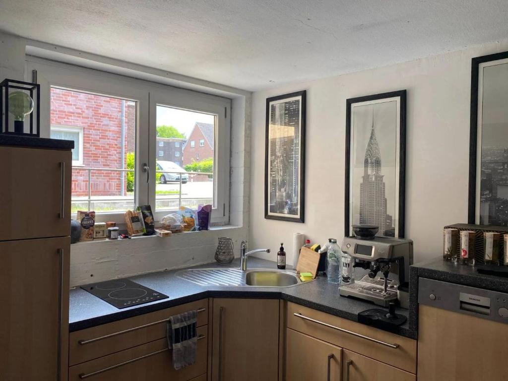 una cocina con fregadero y ventana en Peter Minuit - R36, en Wesel