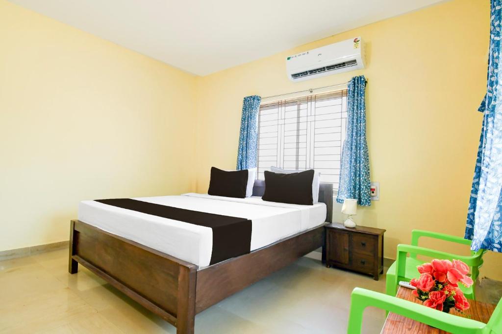 Un pat sau paturi într-o cameră la Hotel O SUN INN GUEST HOUSE