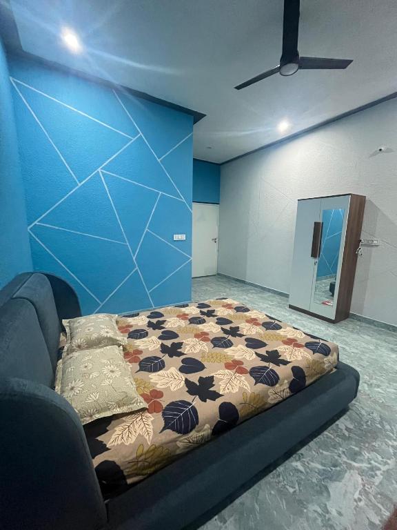 Ένα ή περισσότερα κρεβάτια σε δωμάτιο στο Mysore villa