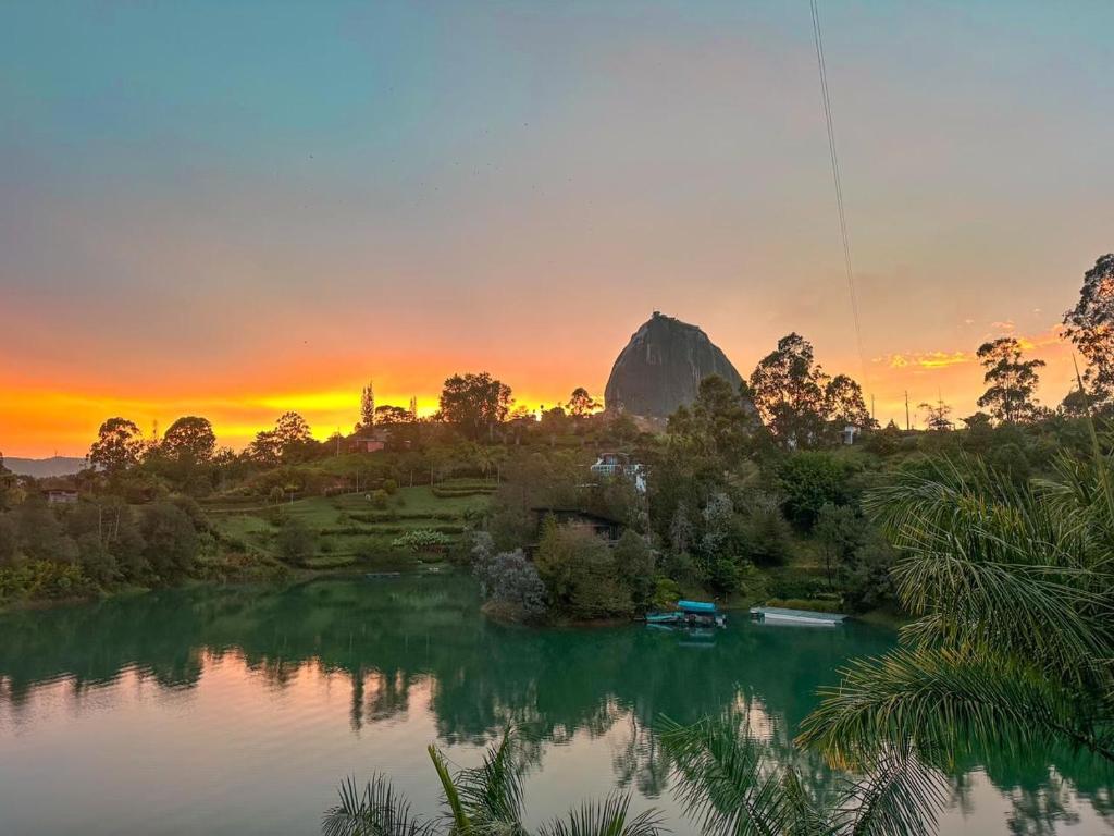 - Vistas a la montaña y al lago al atardecer en Sotavento Cabañas, en Guatapé