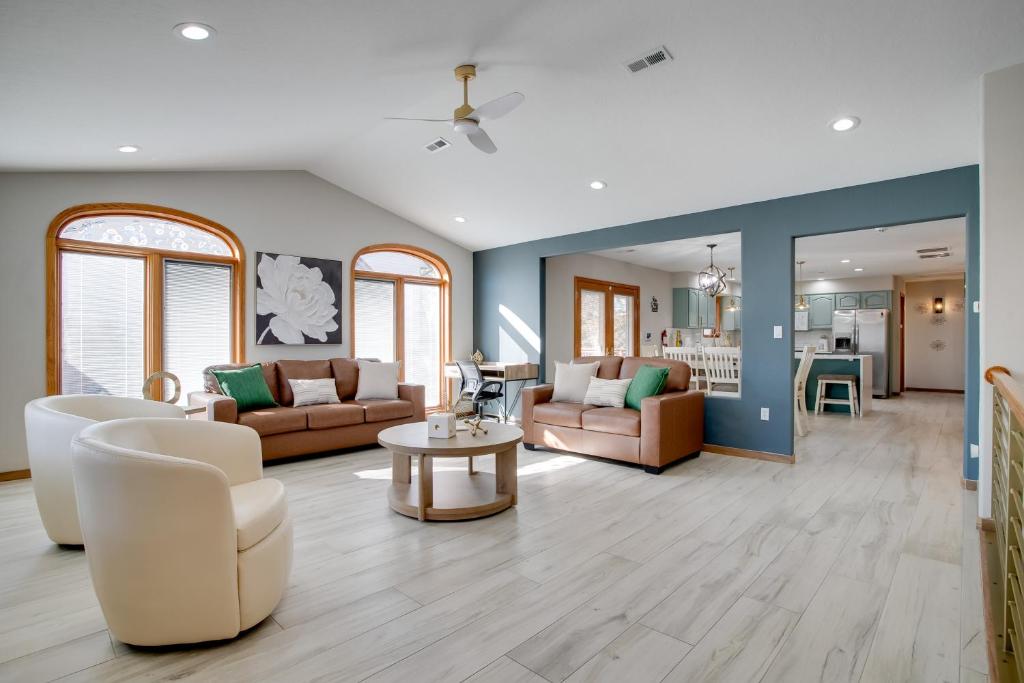 Χώρος καθιστικού στο Shared Hot Tub and Yard Home Near Dtwn Brighton