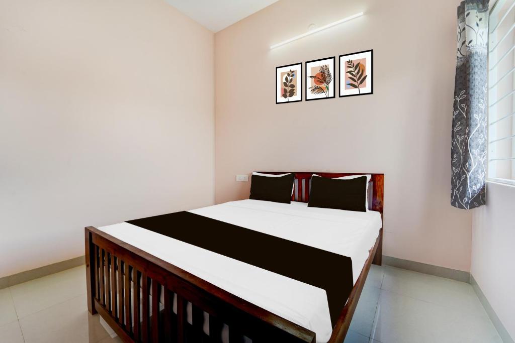 Giường trong phòng chung tại Hotel O Praneeth Residency