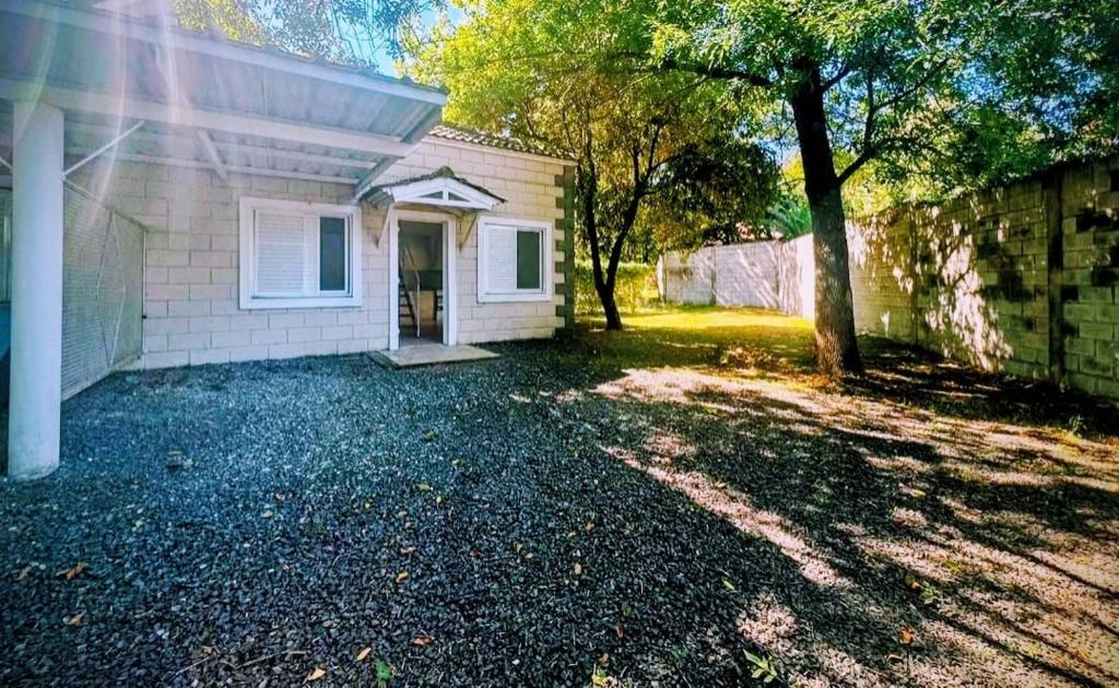 Entre Verde في كونسيبسيون ديل أوروغواي: بيت ابيض فيه شجرة وممر