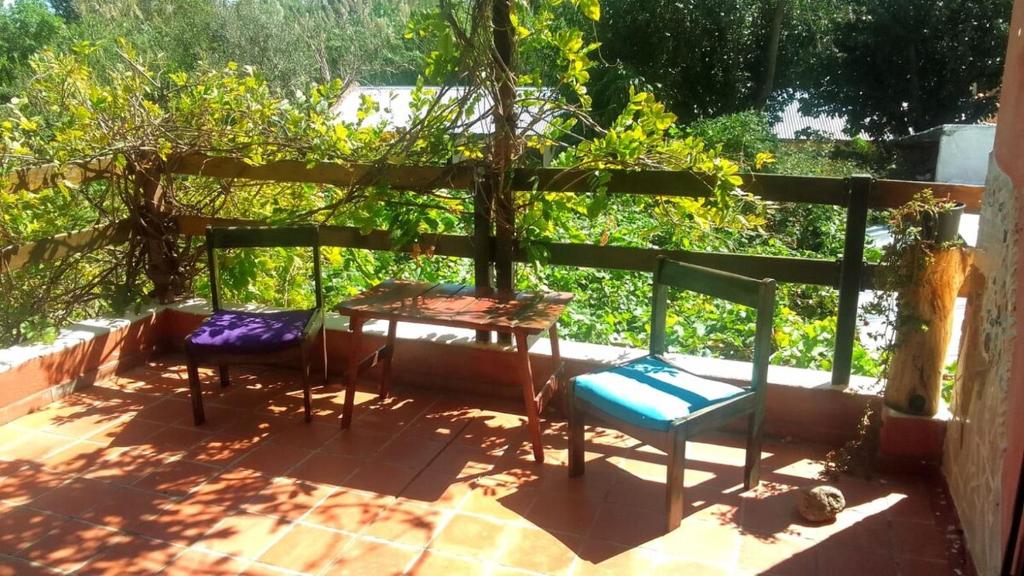 deux chaises et une table sur une terrasse dans l'établissement Espacio Kaskai, à San Marcos Sierras