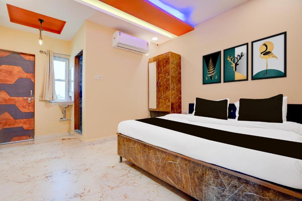 een slaapkamer met een groot bed in een kamer bij OYO TRIPAL SSS HOTEL in Pānchgaon