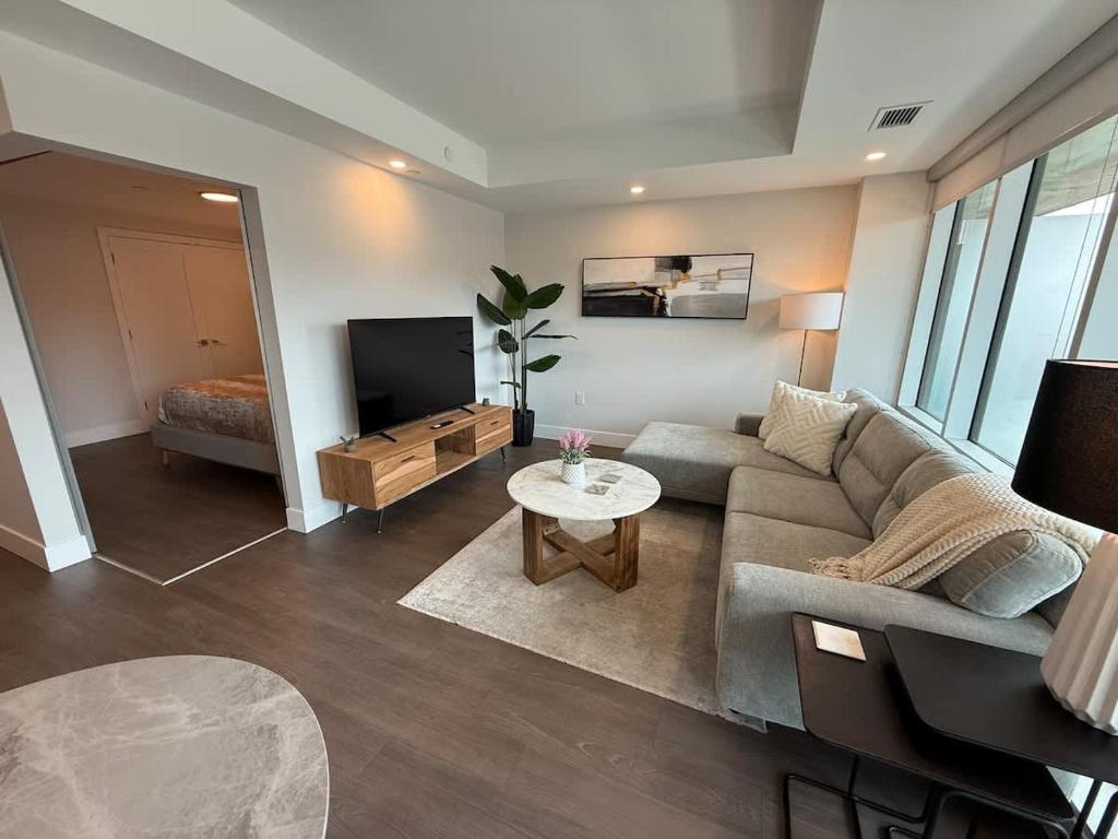 TV a/nebo společenská místnost v ubytování Bright spotless and modern 1 BR with gym