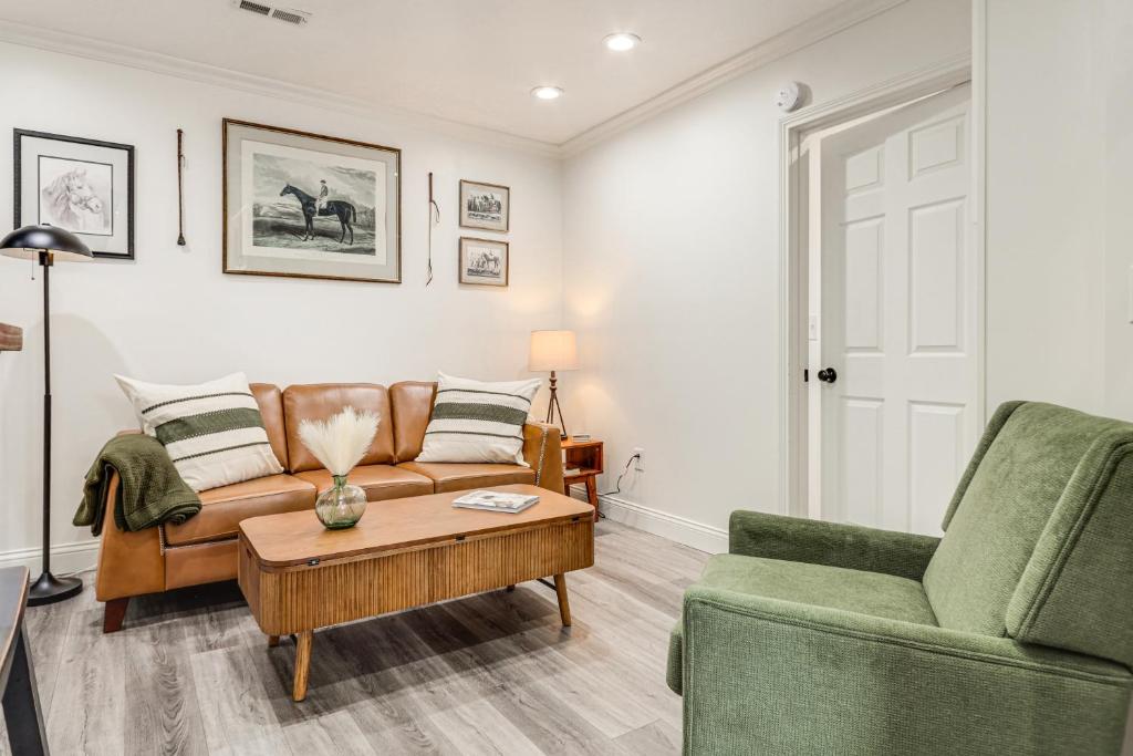 una sala de estar con un sofá y una mesa en 2 Mi to Ark Encounter! Walkable Williamstown Condo, en Williamstown