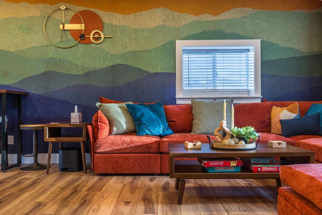 Χώρος καθιστικού στο Minutes to Lake • New Cabin • Hot Tub