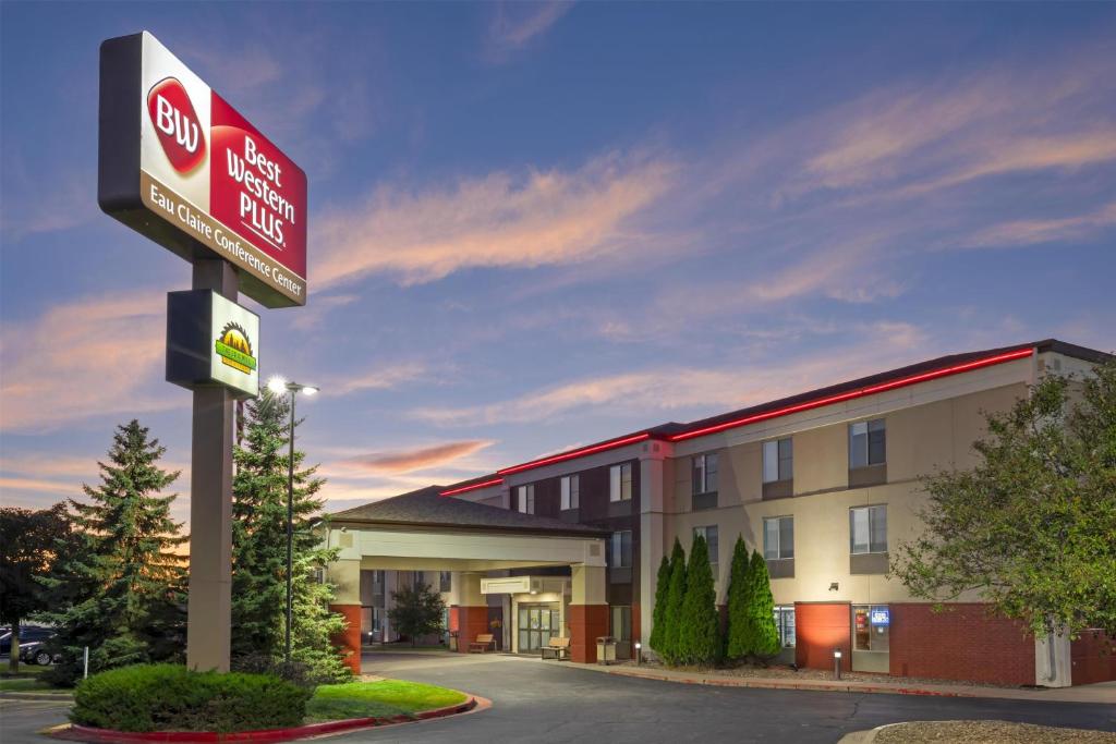een hotelbord voor een gebouw bij Best Western Plus Eau Claire Conference Center in Eau Claire