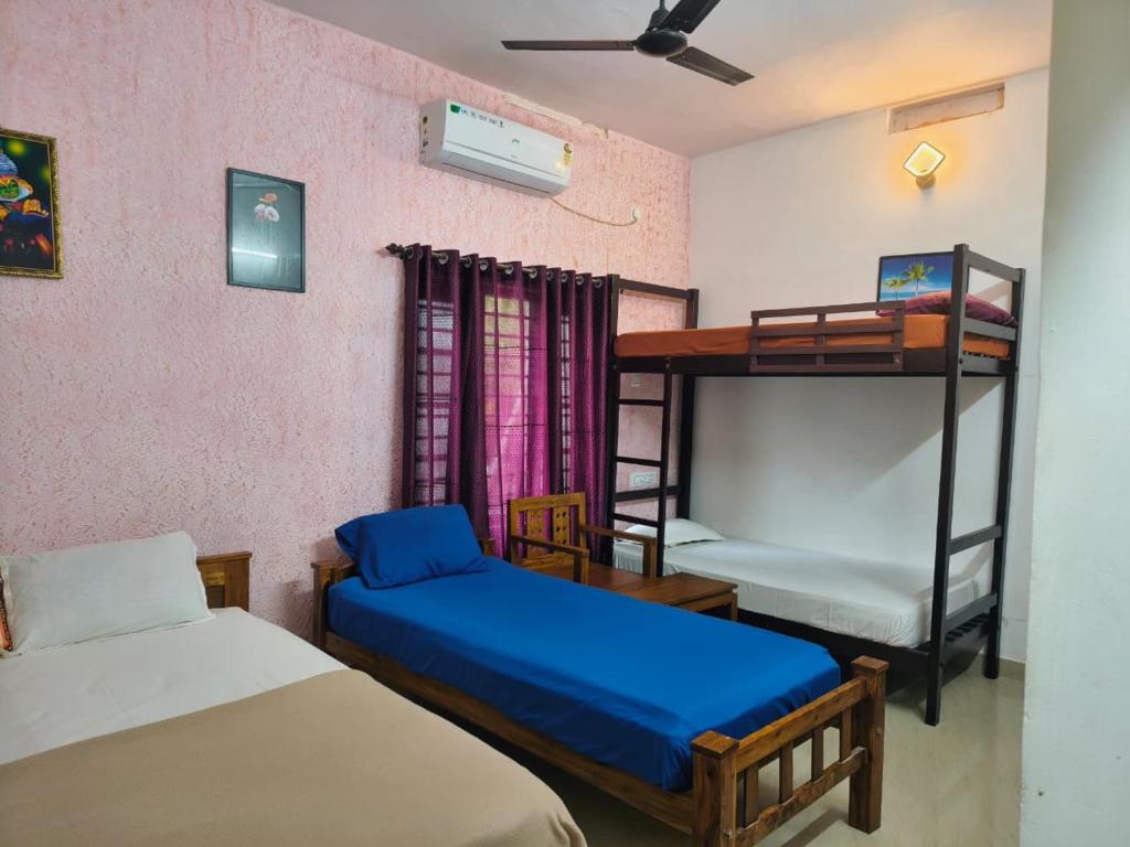 Postel nebo postele na pokoji v ubytování Poppy Stays Varkala