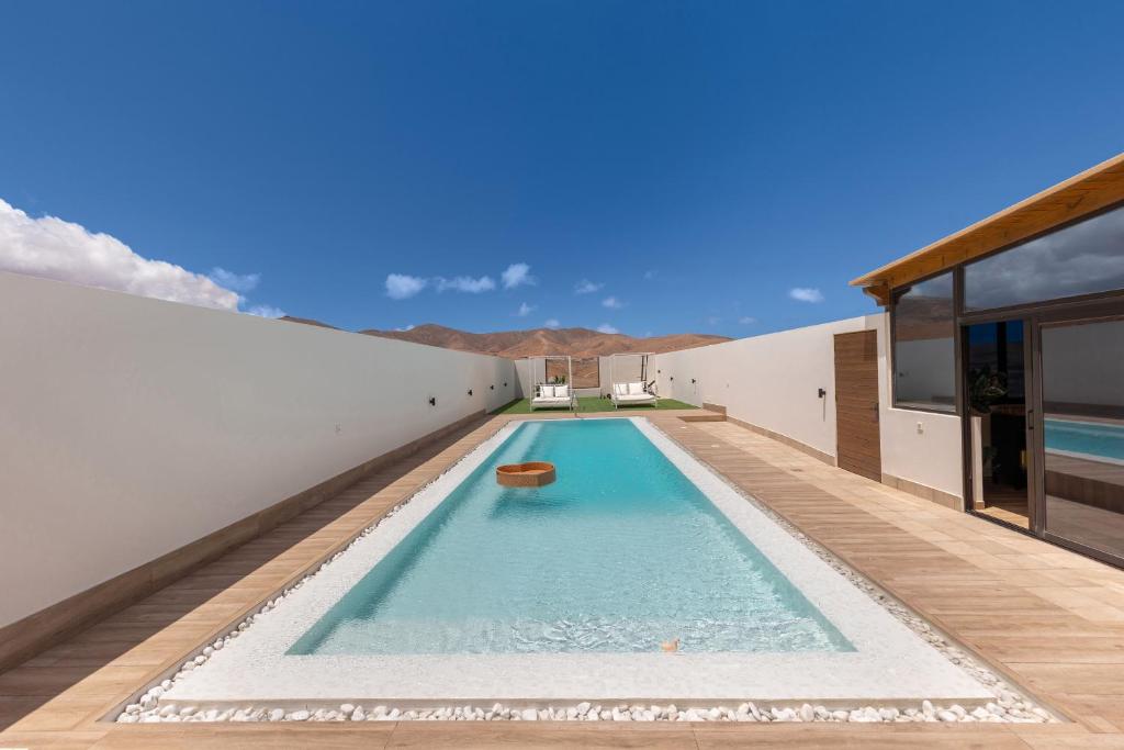 ein Swimmingpool mitten in einem Haus in der Unterkunft Esencia House Bajo las Estrellas in Llanos de la Concepción