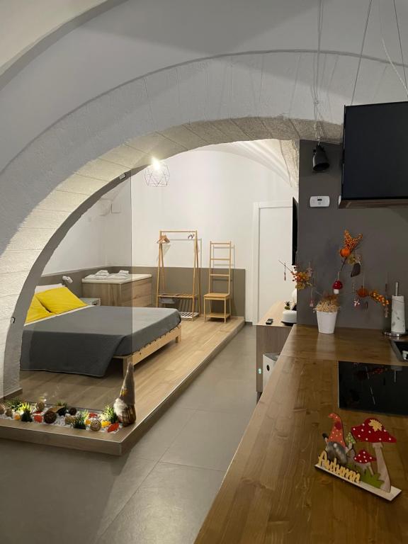 een slaapkamer met een bed in een kamer met een boog bij Archome Luxury Apartment in Brindisi