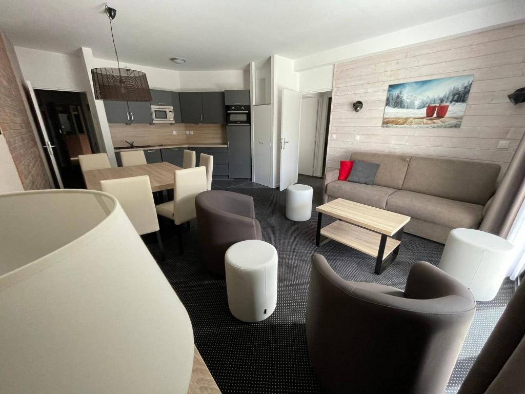 ein Wohnzimmer mit Sofa und Tisch in der Unterkunft Gourette, appart 3 pièces, 8 pers, animaux admis - FR-1-860-2 in Gourette