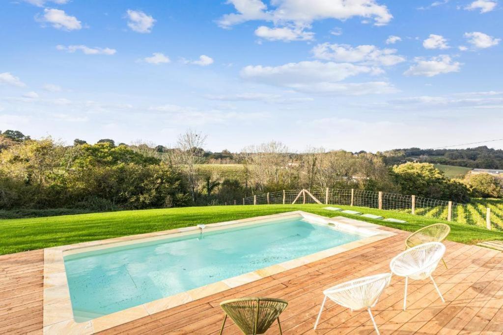 Bazén v ubytování Artekoborda nebo v jeho okolí