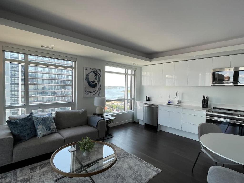 Kuchyň nebo kuchyňský kout v ubytování Waterfront 1 BR corner unit with 6 appliances