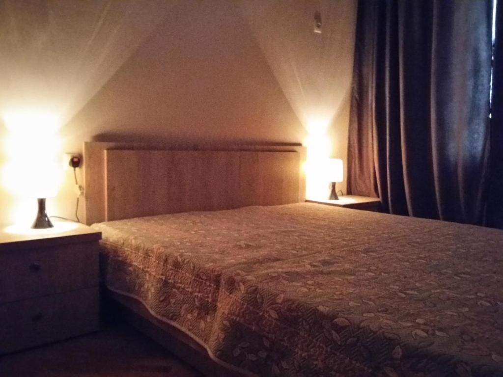 1 dormitorio con 1 cama con 2 lámparas en Dima's Guesthouse en Telavi