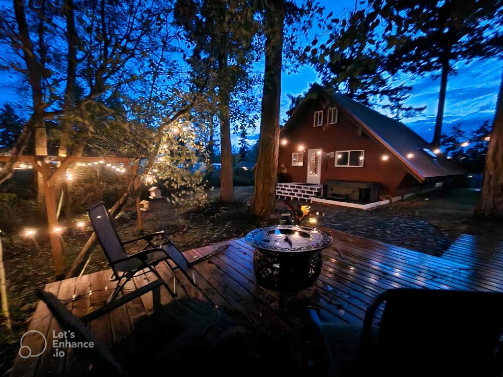 奥克港Room in Shared A-Frame Chalet的夜晚的后院里有火坑和房子