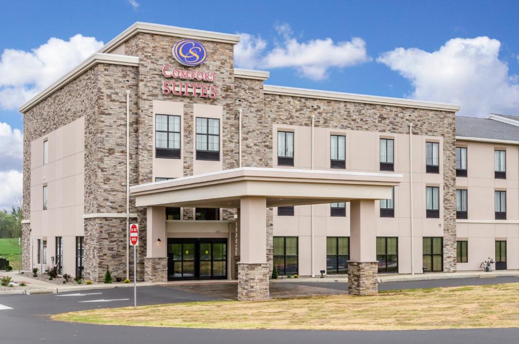 un montage de l'avant d'un bâtiment dans l'établissement Comfort Suites Manheim - Lancaster, à Manheim