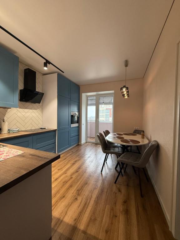 a kitchen and dining room with a table and chairs at Однокімнатна квартира in Umanʼ
